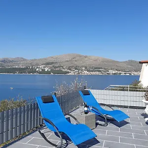 https://villa-sandrina.hotels-in-trogir.com