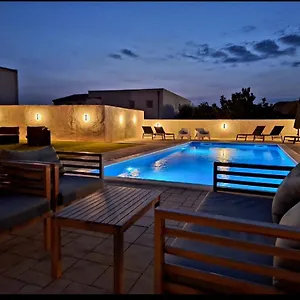 Lucy With Heated Pool & Free Private Parking , Zadar Kroatië